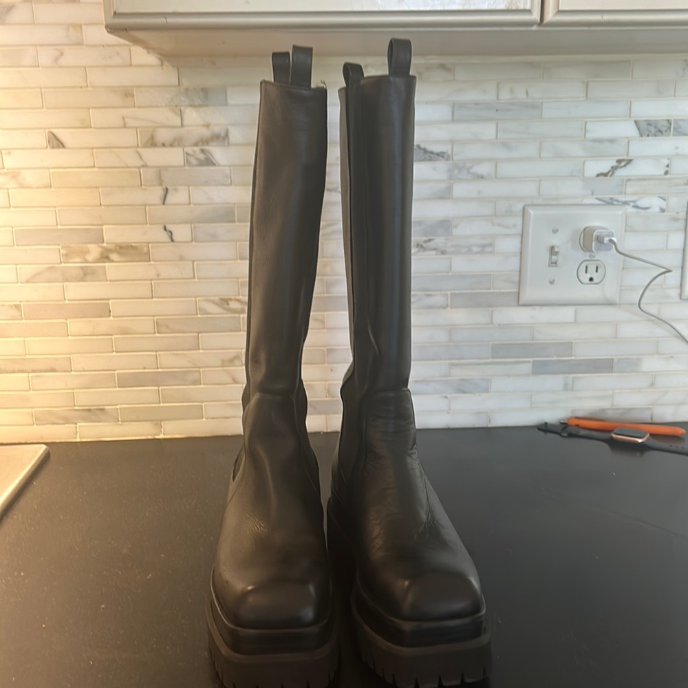 Beautiful Paloma boots worn once very comfortable!